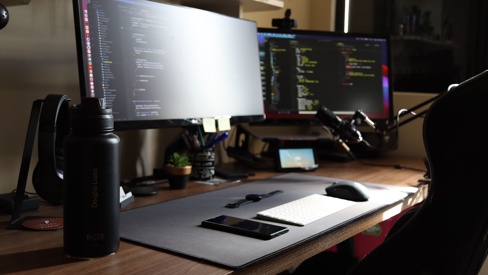 A computer desk with two monitors and a mouse — photo by Douglas Lopes on Unsplash